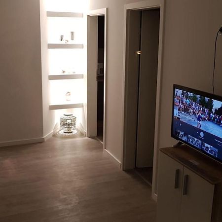 Ferienwohnung Mit Jacuzzi Naehe Flughafen Koeln Bonn Troisdorf Exterior foto