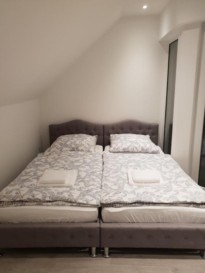 Ferienwohnung Mit Jacuzzi Naehe Flughafen Koeln Bonn Troisdorf Exterior foto